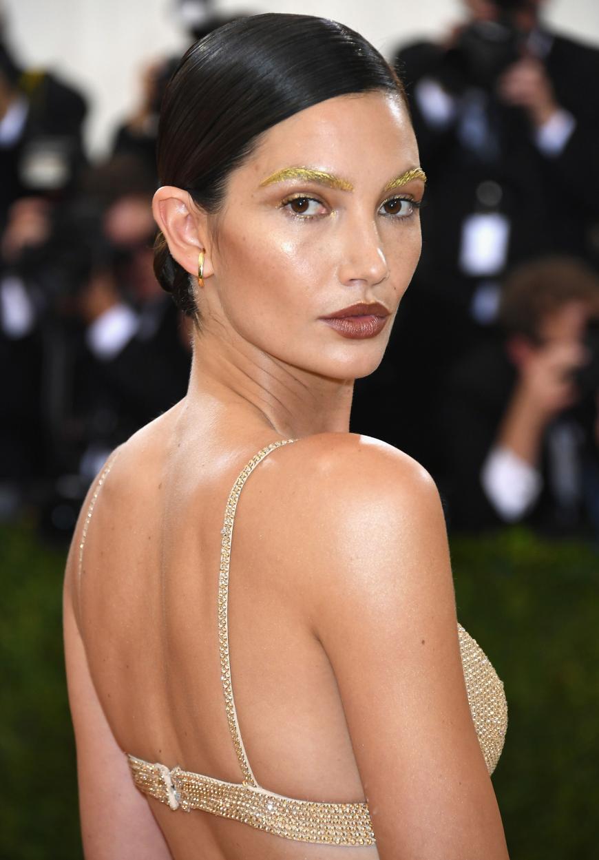 Lily Aldridge erinnert mit ihrem Make-up eher an einen Rave in den 90ern und kann mit ihren goldenen Augenbrauen bei uns leider nicht punkten.