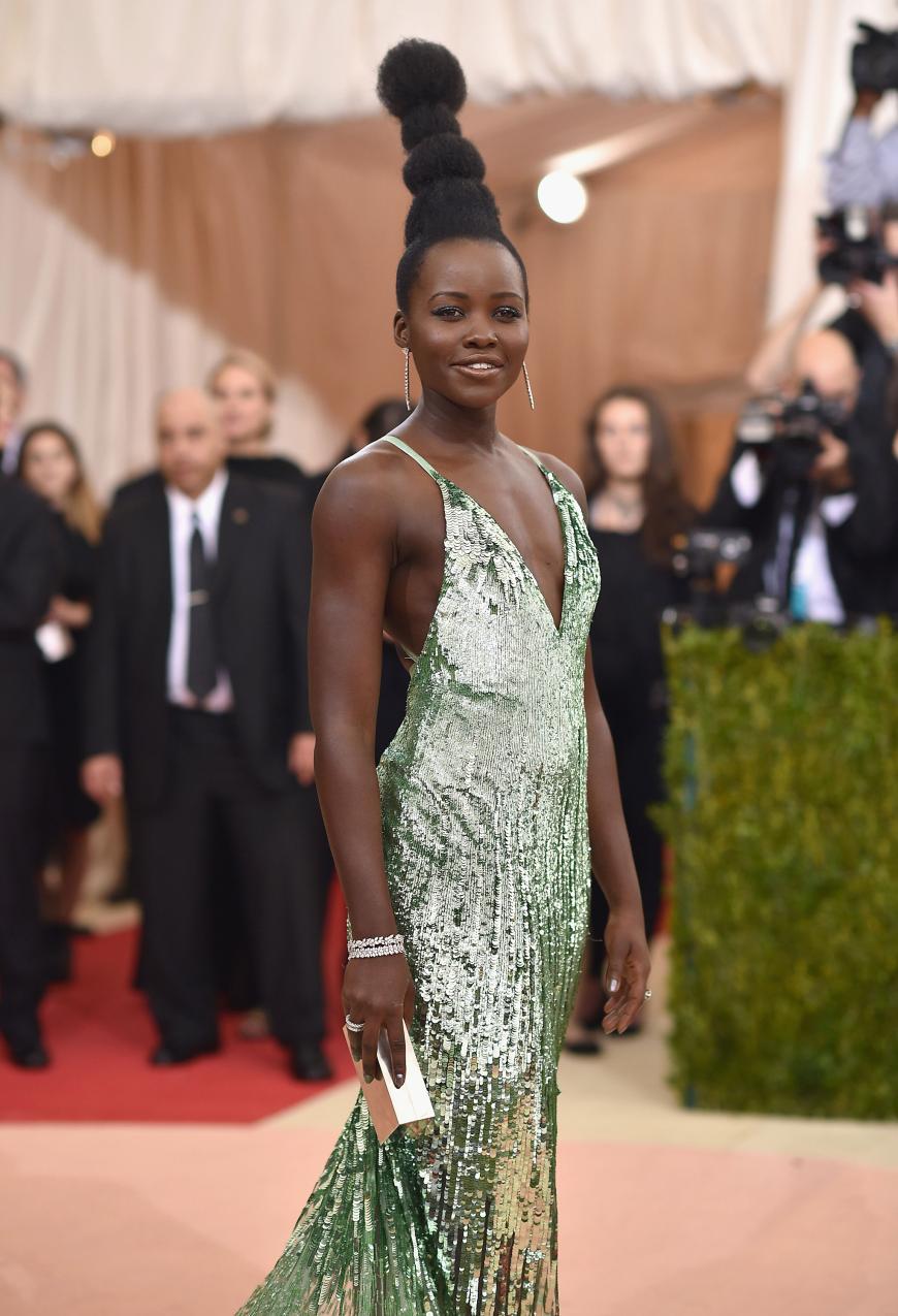 Lupita Nyong'o sorgte mit ihrer verrückten Turmfrisur für mächtig Gesprächsstoff. Schön ist das nicht.