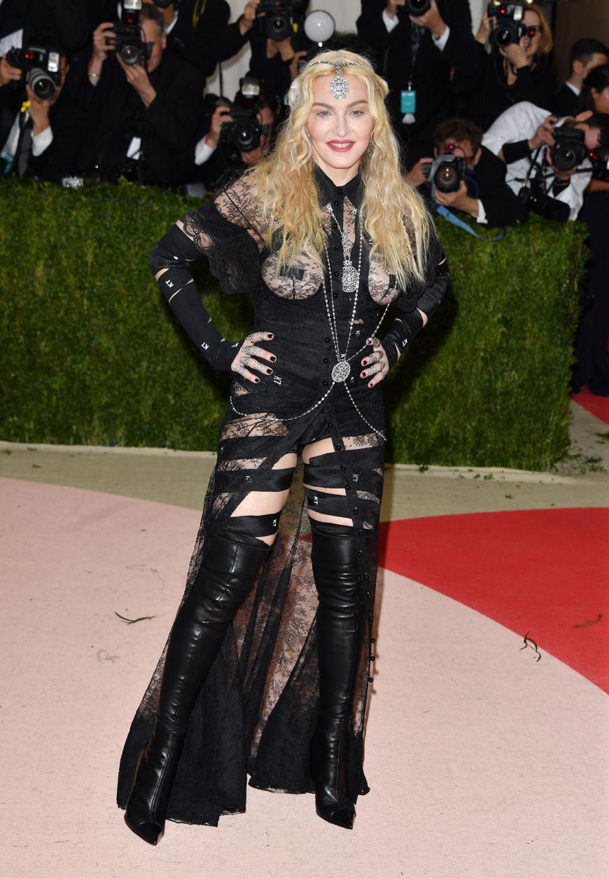 Nun ja, von Madonna haben wir irgendwie nichts anderes erwartet. Sie trug wenig Stoff von Givenchy.