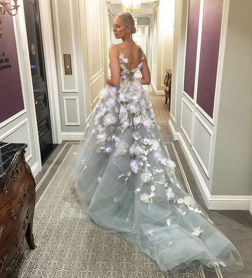 Karolina Kurkova in ihrem Traumkleid auf dem Weg zur Gala.