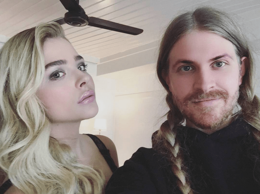 Chloe Grace Moretz posiert noch schnell mit einem Freund