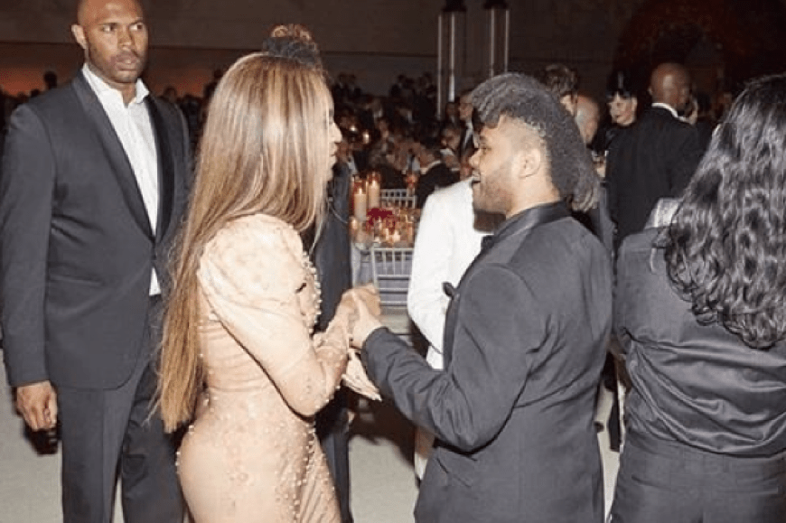 Beyoncé und The Weeknd halten ein kurzes Pläuschchen backstage.
