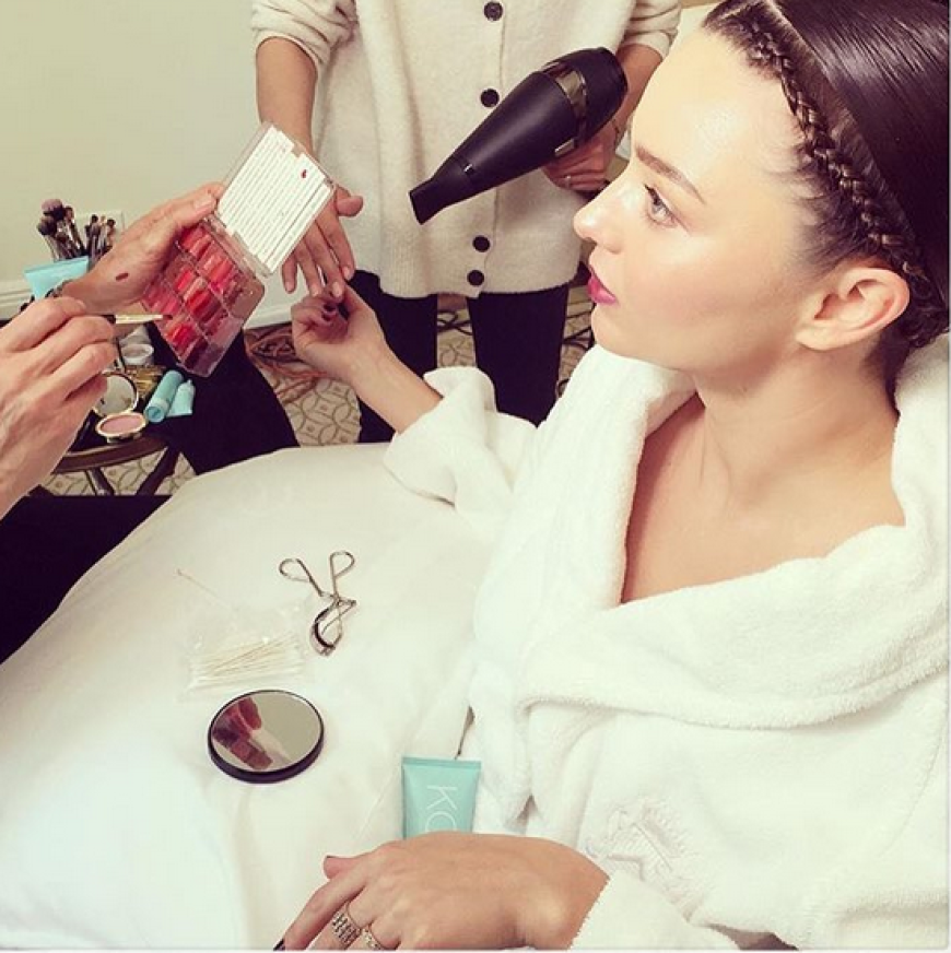 Die letzten Vorbereitungen laufen bei Miranda Kerr auf Hochtouren. Nägel, Haare, Make-up und dann geht's los!