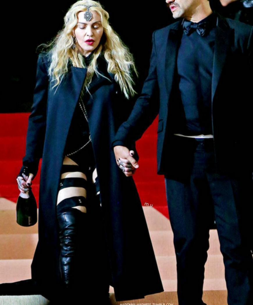 Madonna hatte offenbar Angst, nicht genug zu trinken bei der Met Gala zu bekommen, und brachte sich ihren Champagner einfach selbst mit.