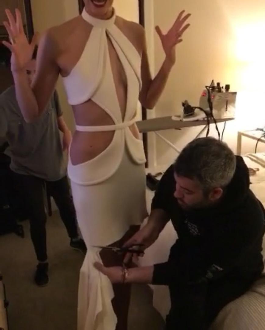 Letztes Fitting vor der großen Show: Karlie Kloss wird regelrecht in ihr Kleid hineingenäht.