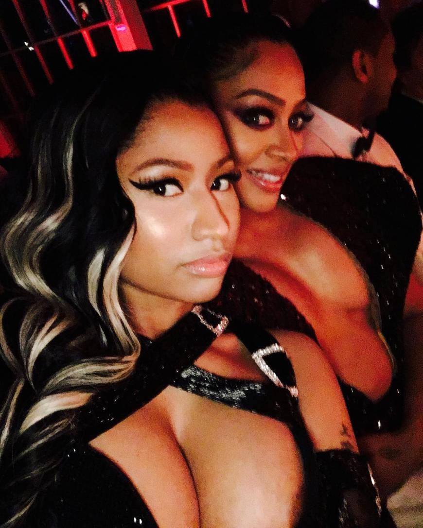 Posing Queens: Nicki Minaj und ihre Busenfreundin