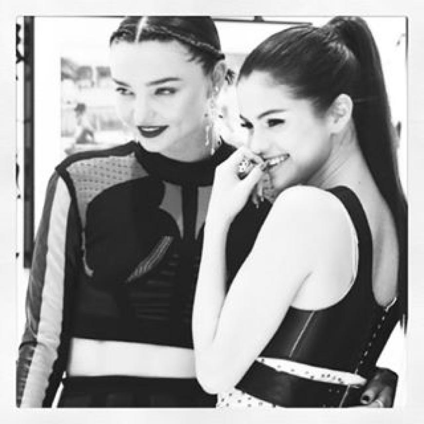 Miranda Kerr und Selena Gomez posieren in ihren Louis Vuitton Dresses