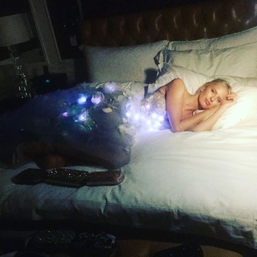 Nicht nur das Kleid von Claire Danes leuchtete, auch Karolina Kurkovas Dress kam mit Special Effects daher.