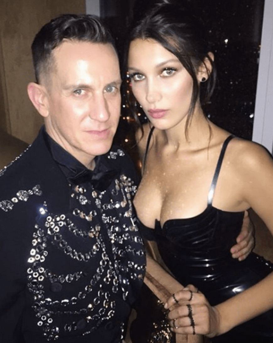Bella Hadid und Jeremy Scott backstage