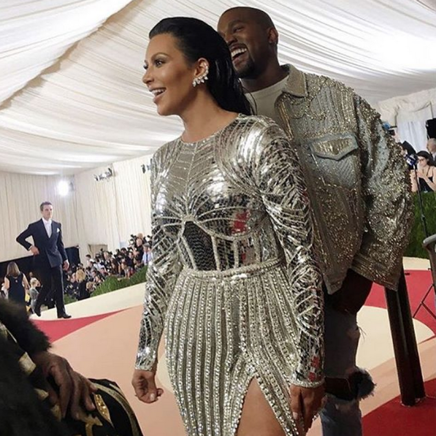 Huch, Kanye kann ja lachen... So süß zeigen sich Kim Kardashian und ihr Mann nur abseits der Kameras.