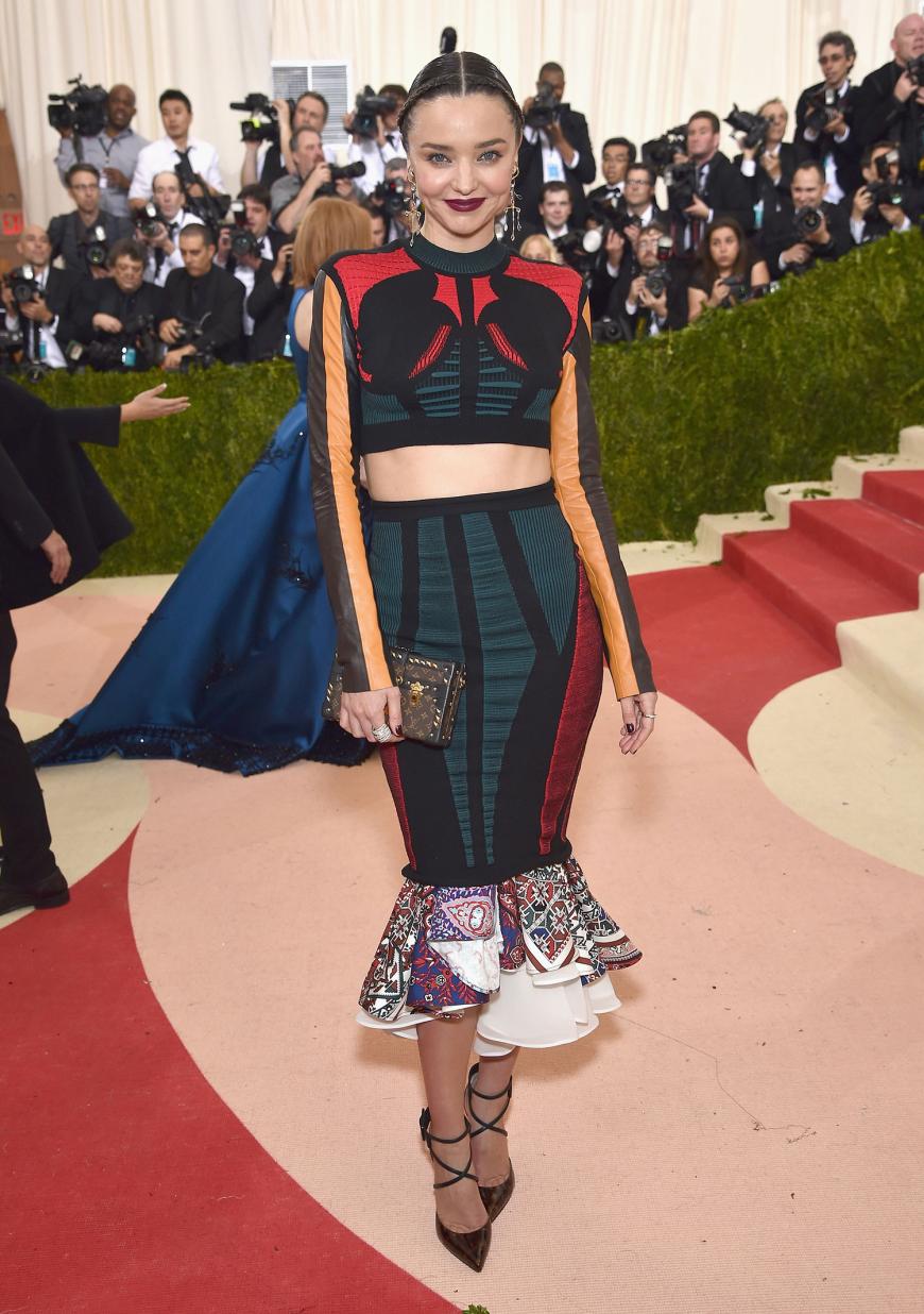 Über das Louis-Vuitton-Outfit von Miranda Kerr lässt sich streiten. Die Stilettos mit gekreuzten Riemchen sind jedoch zauberhaft.