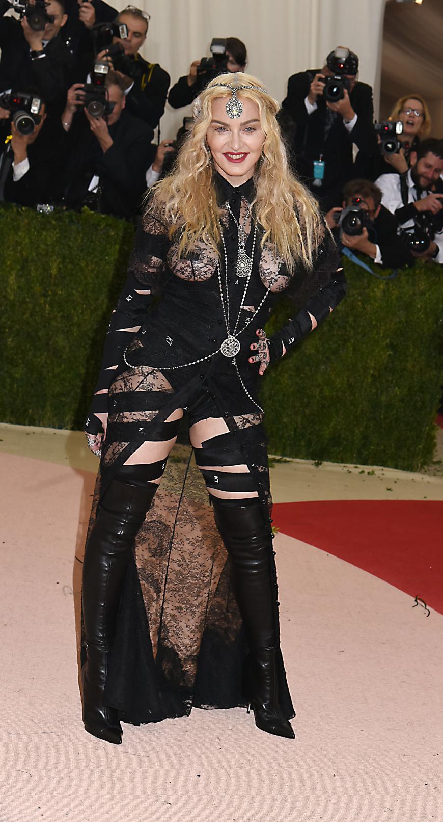 Noch oller ging es allerdings bei Madonna zu. Wir wissen nicht, von welcher Seite wir das Outfit schlimmer finden...