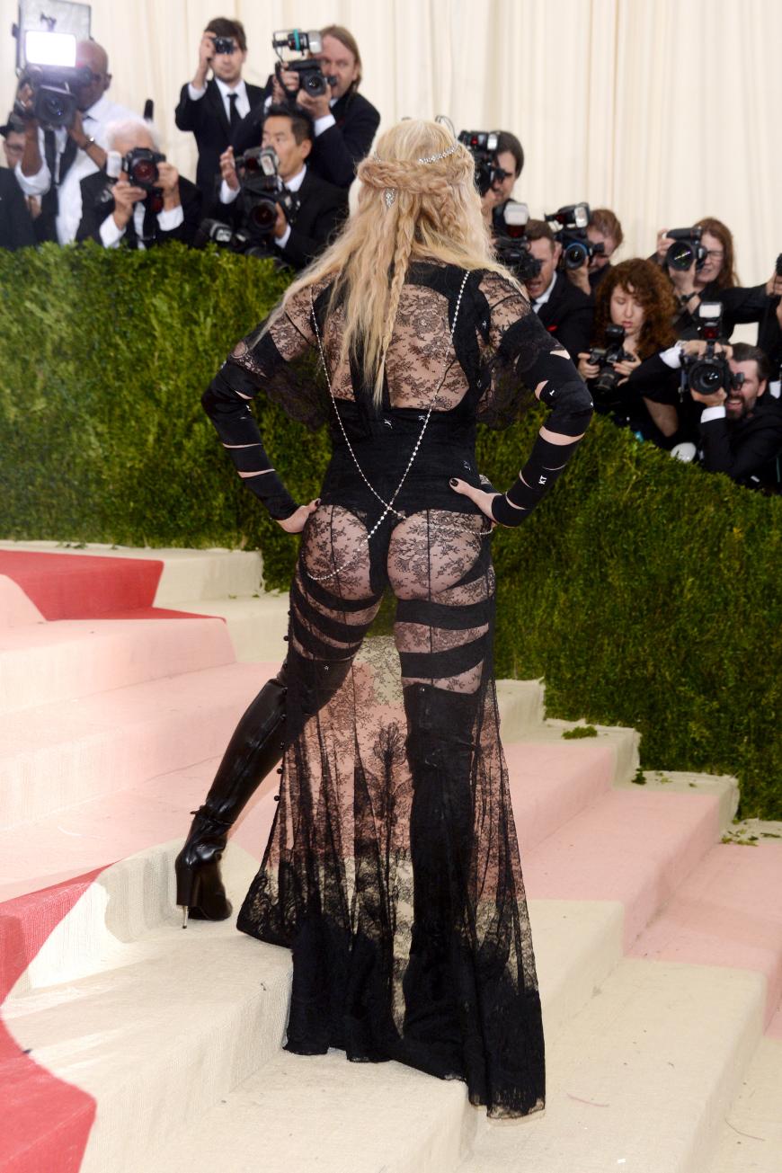 ... die gruselige Rückansicht von Madonnas Look.