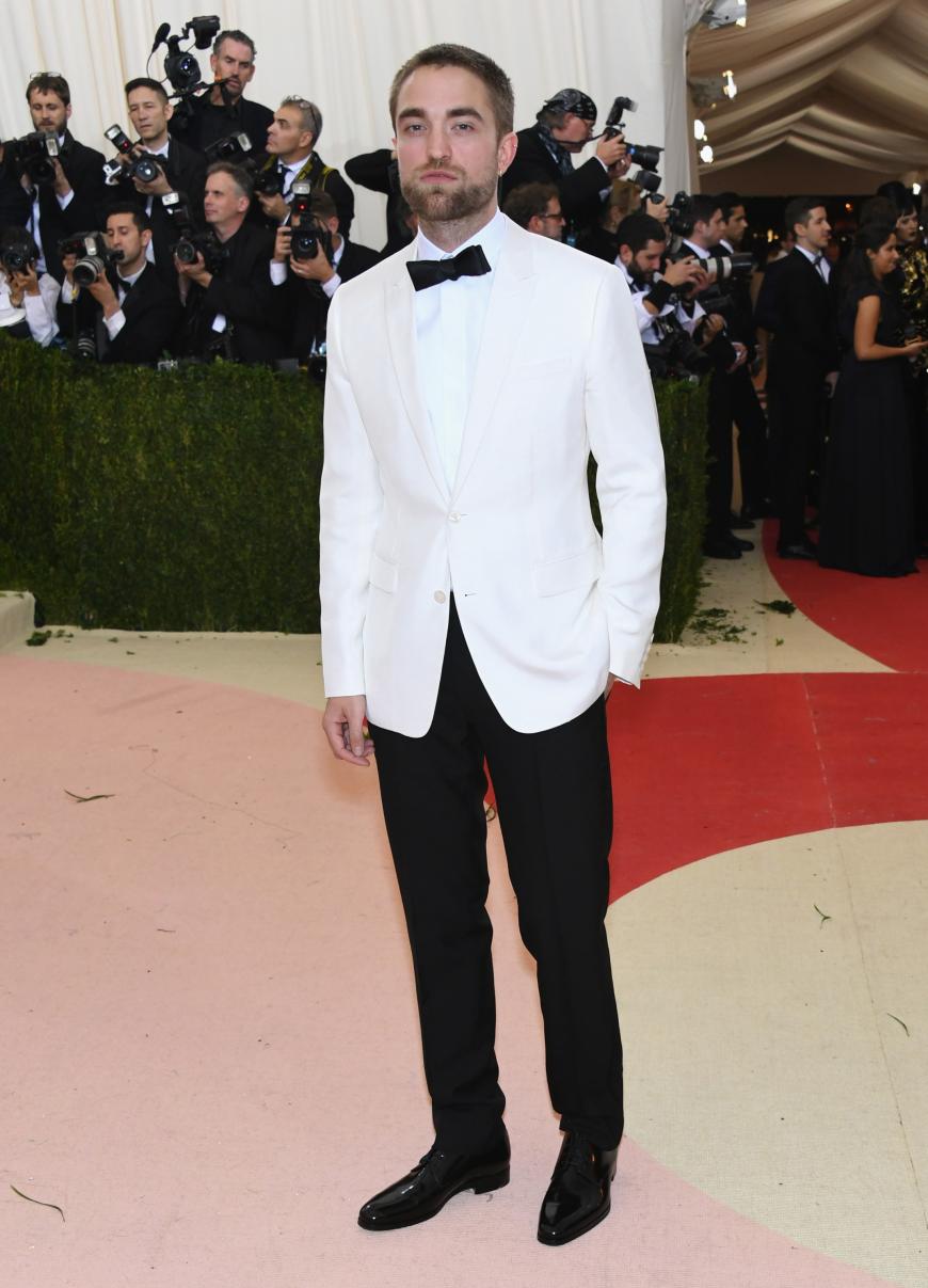 Robert Pattinson macht auch alleine auf dem Red Carpet eine gute Figur.