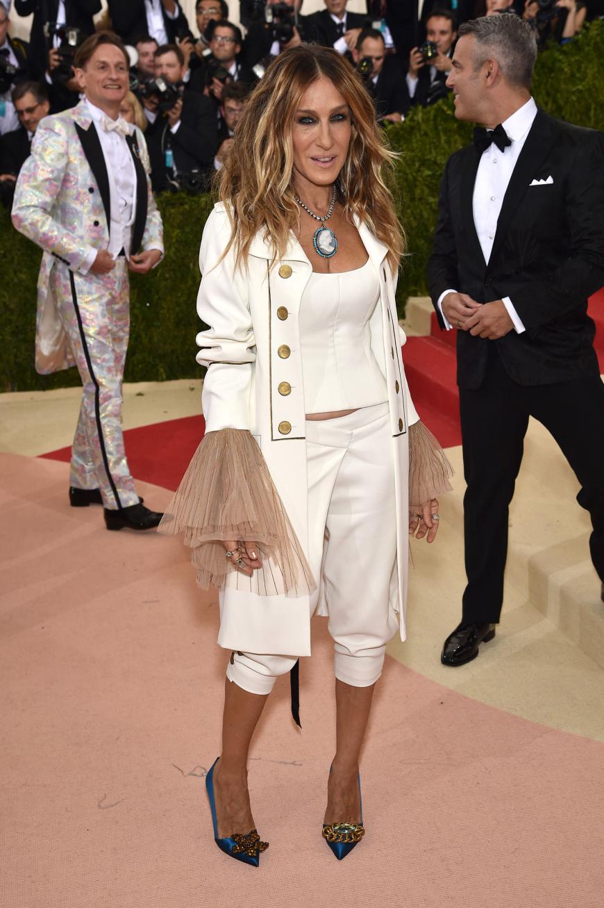 Sarah Jessica Parker erinnerte ein kleines bisschen an Captain Jack Sparrow in Pumphose und Blazer mit Rüschenärmeln.