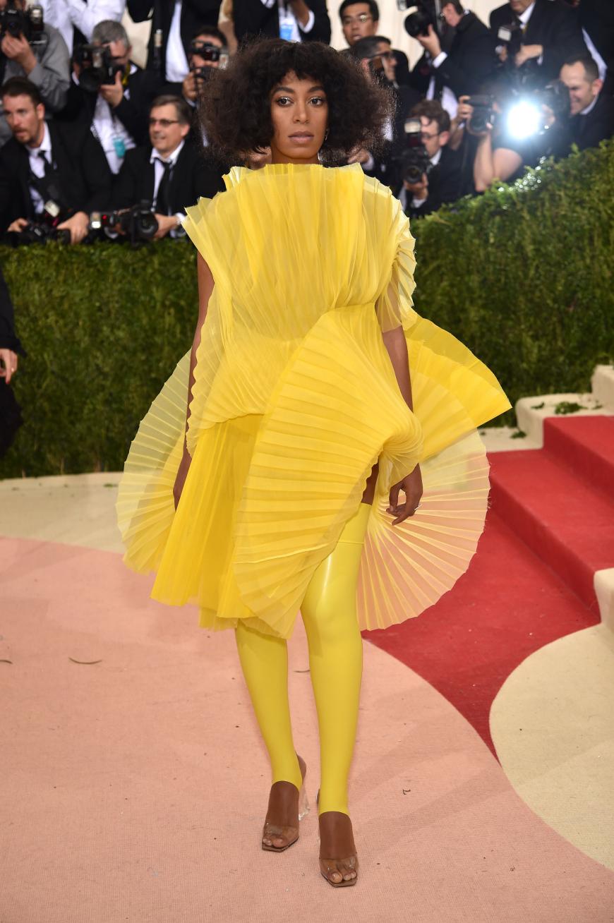Spongebob Knowles: Der Blick von Beys Schwester Solange spricht uns aus der Seele - bei diesem Anblick von kanariengelbem Kleid zum farblosen Make-up und spießiger Oma-Frisur.