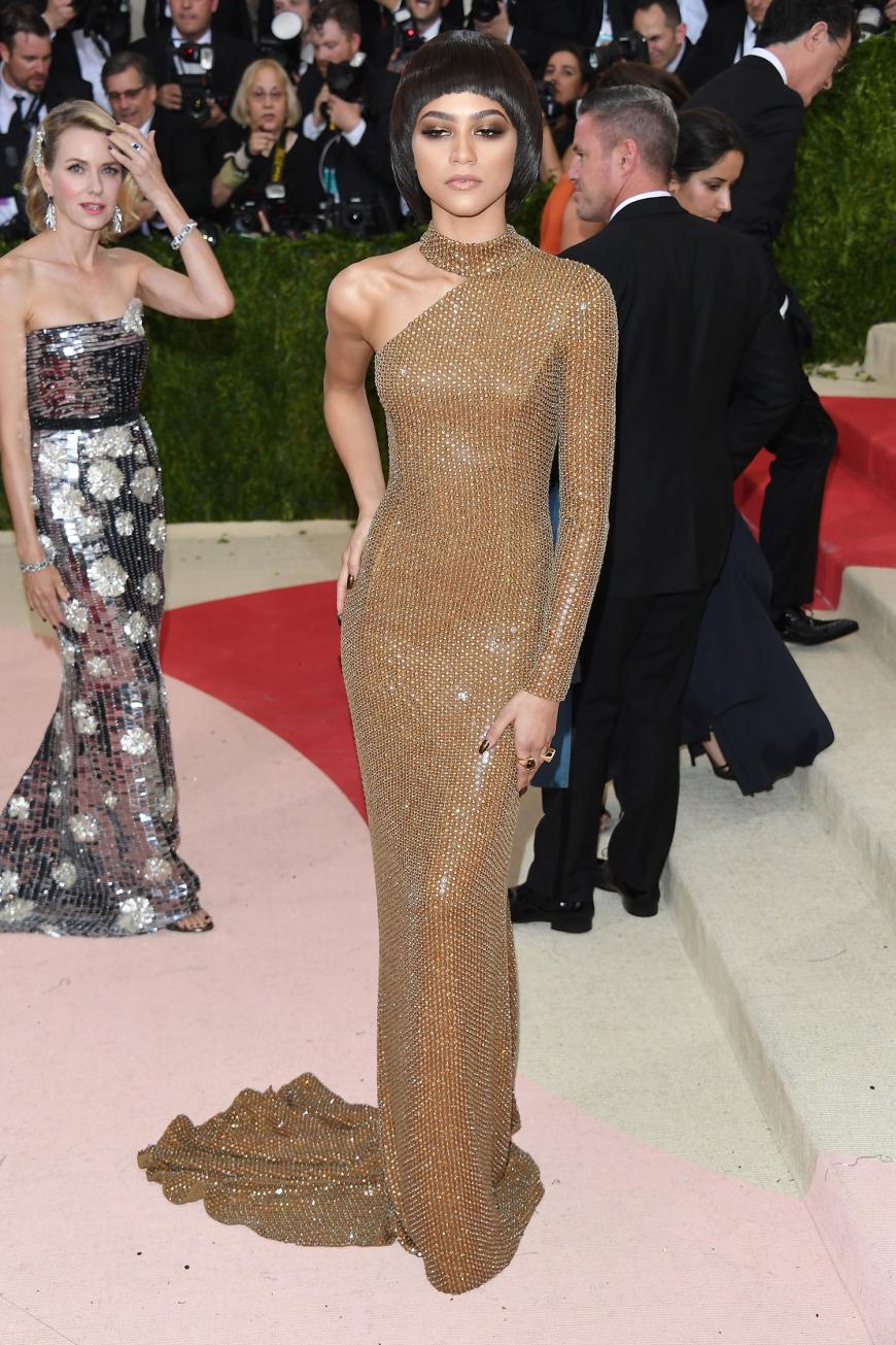 Zendaya trug ein asymmetrisches Kleid mit kleiner Schleppe von Michael Kors.