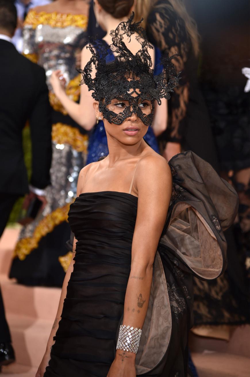 Ebenfalls vergriffen hat sich Zoe Kravitz mit einer schwarzen Spitzenmaske zum Valentino-Kleid.