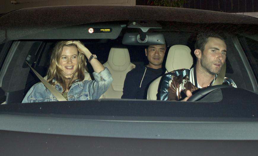 Die schwangere Behati Prinsloo strahlt auf dem Beifahrersitz nach einem Essen bei
