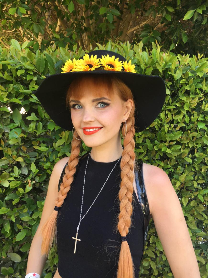 „Ich flechte meine Haare morgens, wenn sie noch feucht sind. Abends mache ich die Zöpfe auf und habe Beach Waves“, verrät Bonnie Strange ihren persönlichen Haar-Trick.