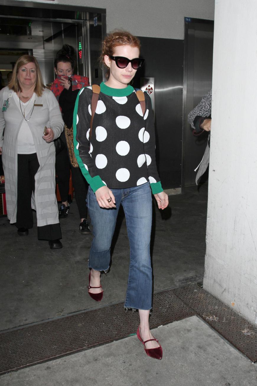 Emma Roberts ist in ihrem Polka Dots Pullover am Flughafen ein echter Hingucker, nachdem sie von der New Yorker Met Gala in Los Angeles landet.