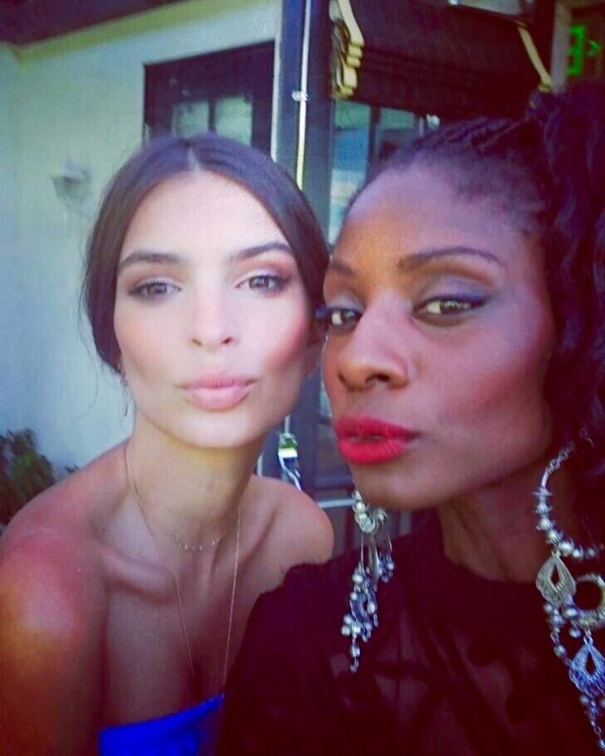 „Die Haut an heißen Tagen mit erfrischendem Tonic oder Spray befeuchten“, verrät Emily Ratajkowski Nikeata Thompson.