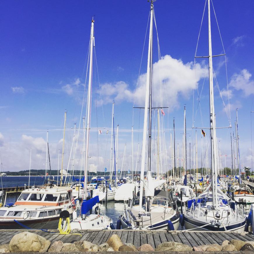 Nein, das ist nicht der Jachthafen von Monaco! Es ist der kleine süße Hafen von Niendorf an der Ostsee!