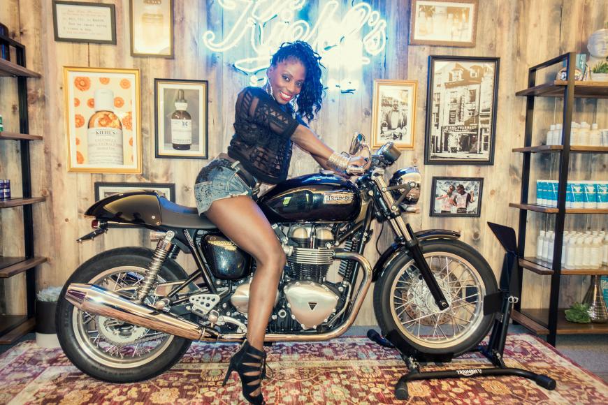 Let’s go for a ride: Nikeata testet schon mal das Bike in der Coachella Kiehl’s Lounge aus