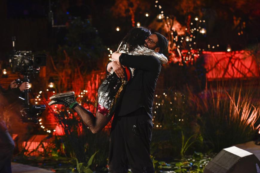 Samy Deluxe ist überwältigt von Nenas Performance und fällt ihr in die Arme.