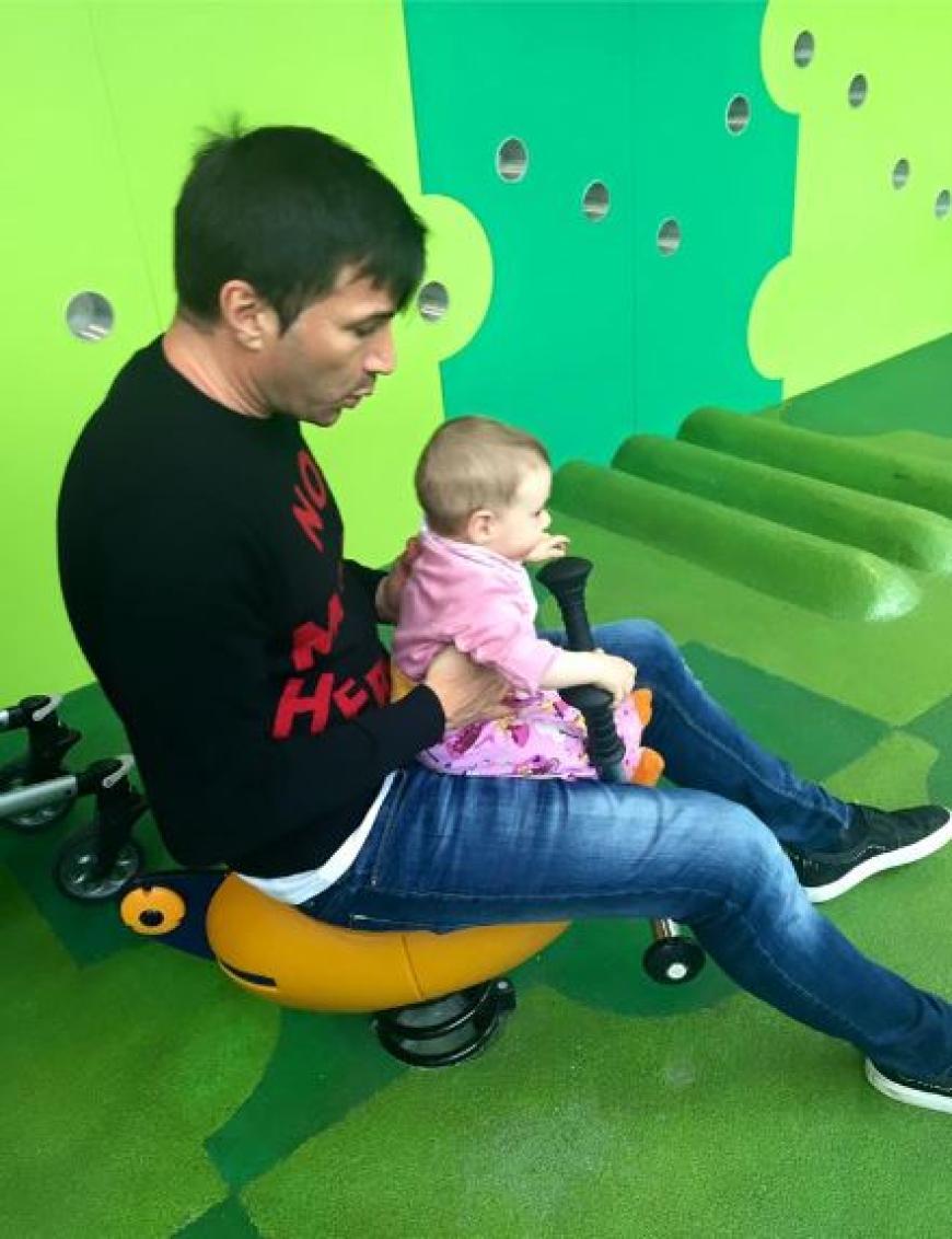 Perfektes Duo: Papa Lucas und Baby Sophia beim Spielen.