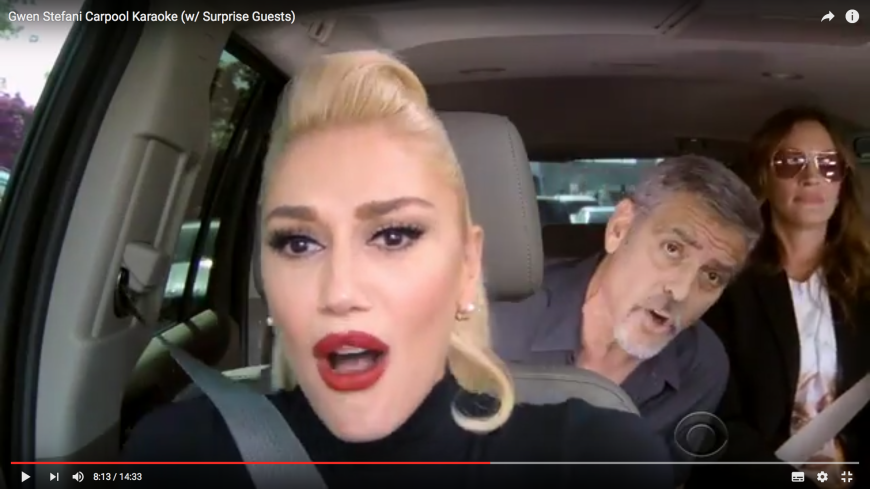 Gwen Stefani und George Clooney singen ihren Song „Hollaback Girl“.