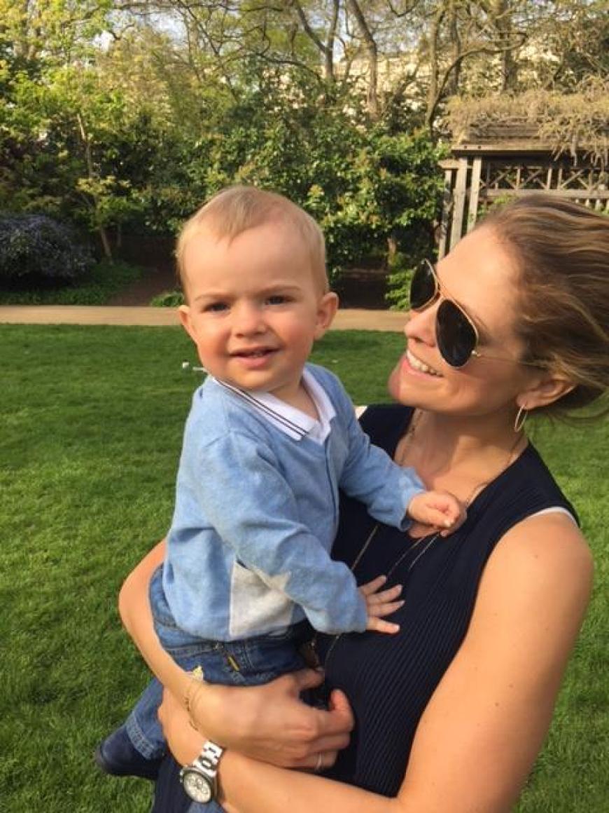 Süüüüß! Der kleine Prinz Nicolas feiert seinen ersten Muttertag mit Mama Madeleine.