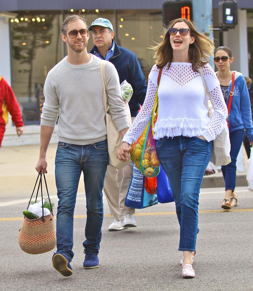 Anne Hathaway überrascht mit ihrem kurvigen After-Baby-Body.