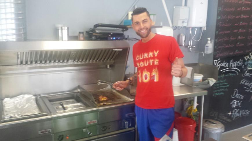 Dominik Münch arbeitet seit einigen Wochen im Imbiss "Curry-Route 101" in Bellheim.