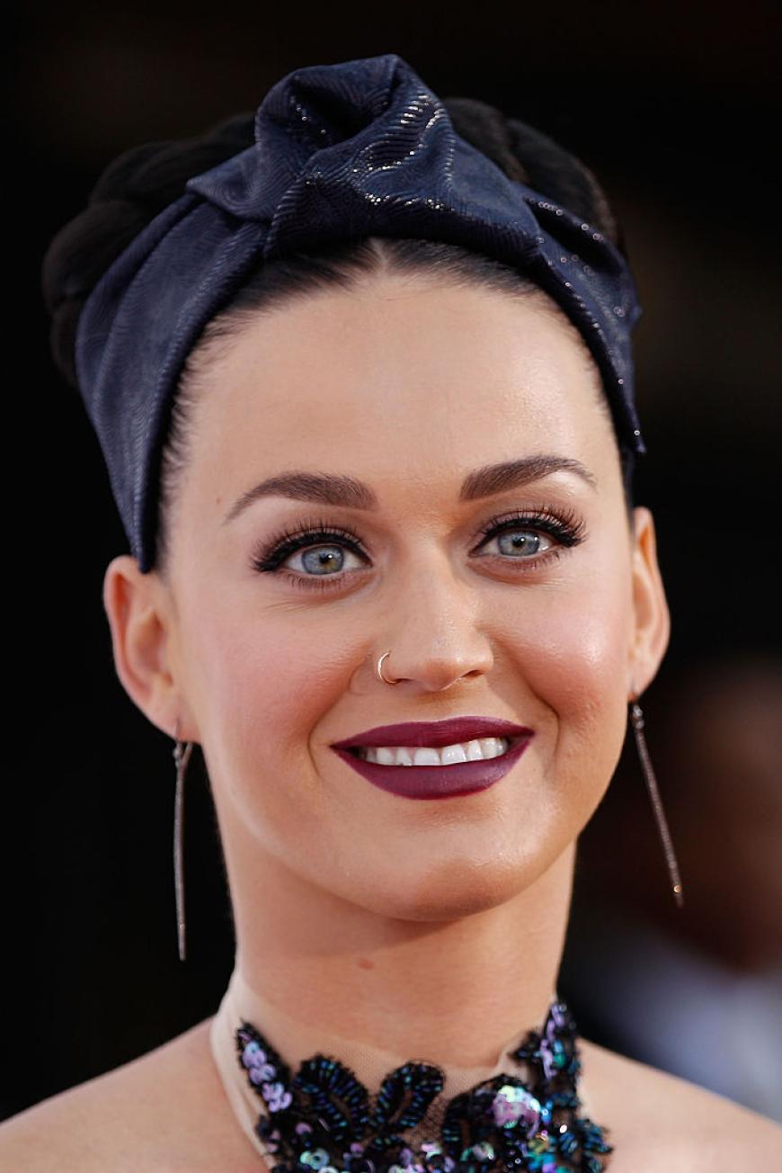Katy Perry, 31, trägt es klassisch in Blau-Metallic.