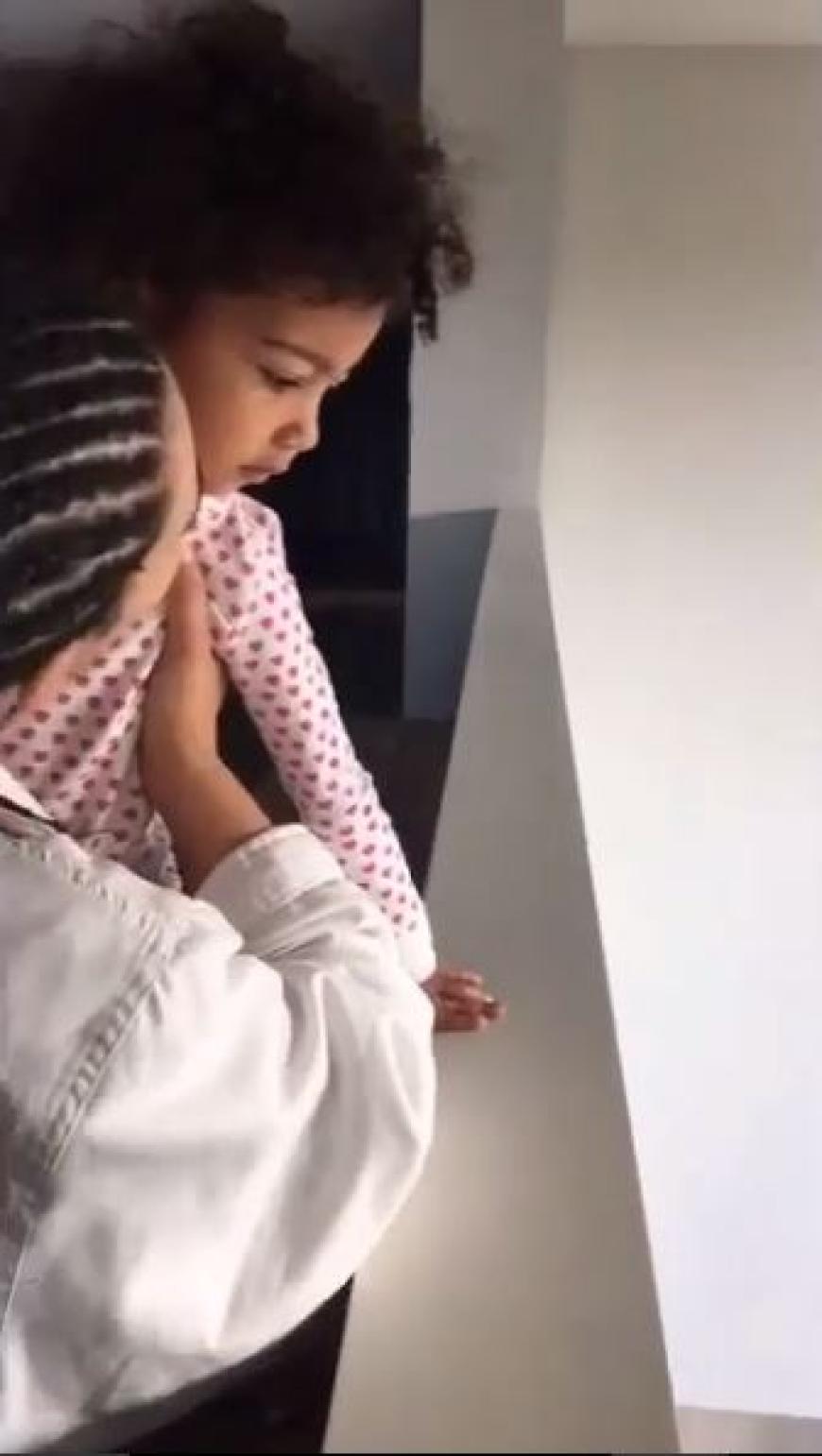 Auch Töchterchen North West muss das Geschenk für Mama Kim Kardashian begutachten.
