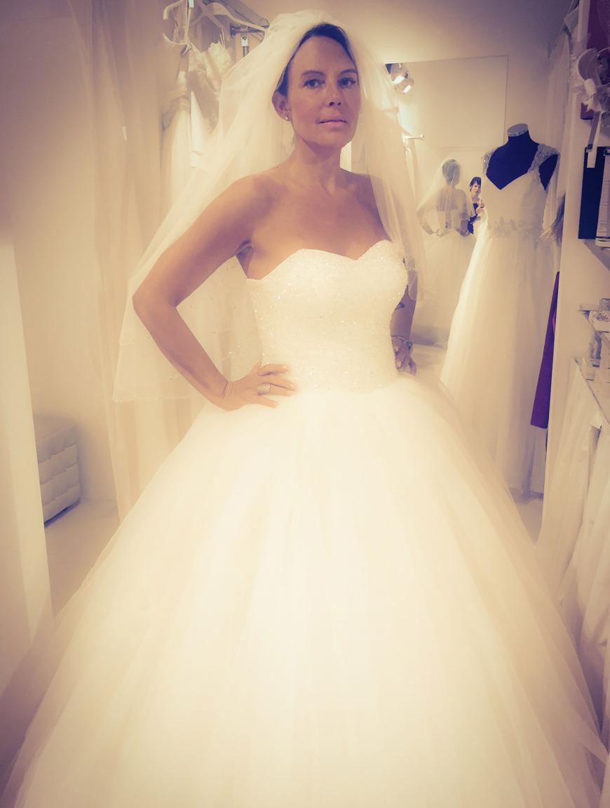 Natascha Ochsenknecht greift entschlossen zum Prinzessinnenkleid aus Tüll und Glitzer.