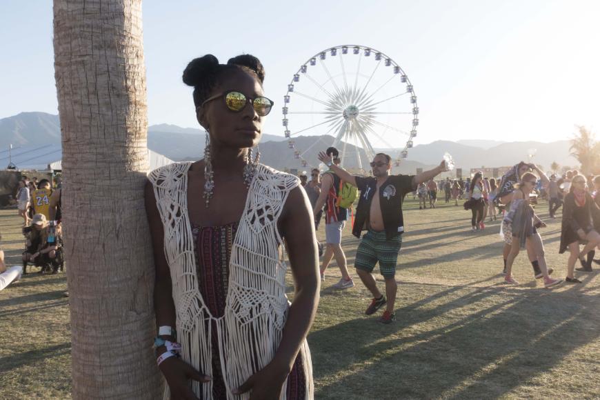 STYLE-KOMBI Choreografin Nikeata Thompson, 35, setzt mit ihren gelb verspiegelten Shades einen coolen Akzent zum Hippie-Outfit.