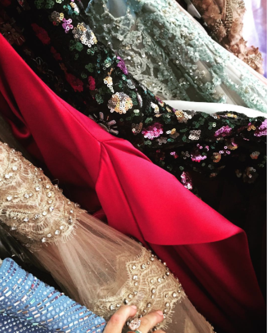 Die Schauspielerin scheint sich schon tierisch auf das Event zu freuen. Bei Instagram gibt sie uns einen Einblick in ihre Garderobe - und die Kleiderauswahl könnte nicht glamouröser sein!