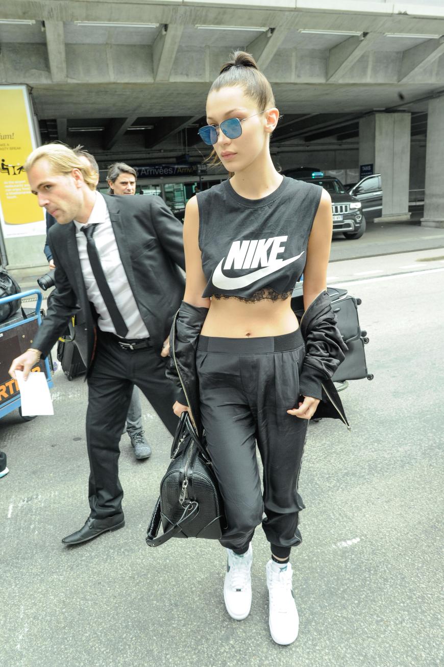 Bella Hadid möchte offenbar auch Filmluft in Frankreich schnuppern. Die Schwester von Gigi Hadid ist ebenfalls schon vor Ort.