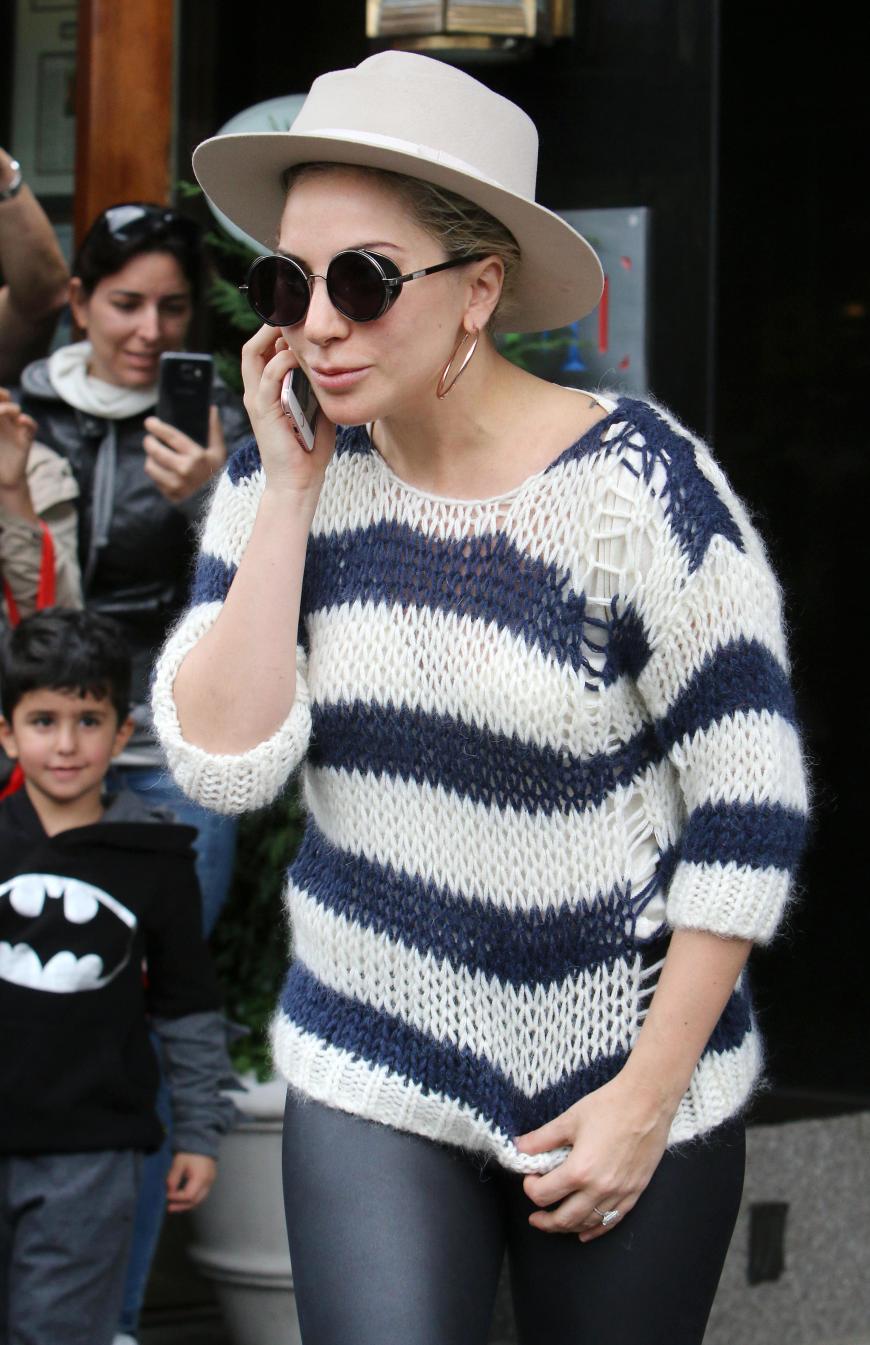Lady Gaga in Ringelpullover und Lederleggins.