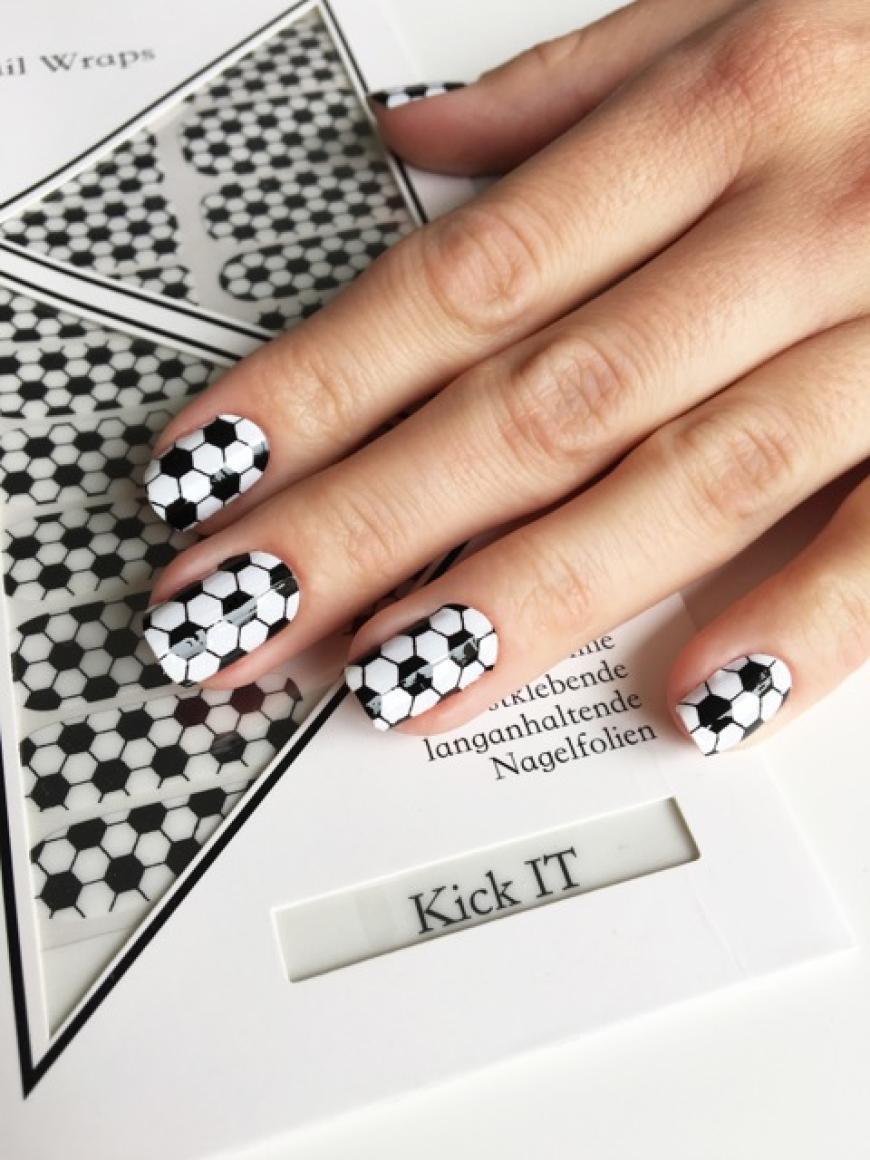 Bis in die Fingerspitzen vorbereitet: Mit diesen Nail Wrap Designs wirst du zum Hingucker bei jedem Fanfest. Für 15 Euro erhältlich unter miss-sophies.de