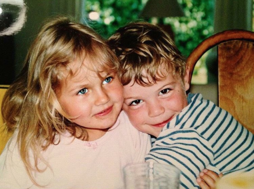 Wie entzückend die heute 19-Jährige als kleiner Stöpsel aussah, das zeigt sie auf diesem hübschen Erinnerungsfoto. An Elenas Seite, Kumpel Johann, mit dem sie auch heute noch befreundet ist.