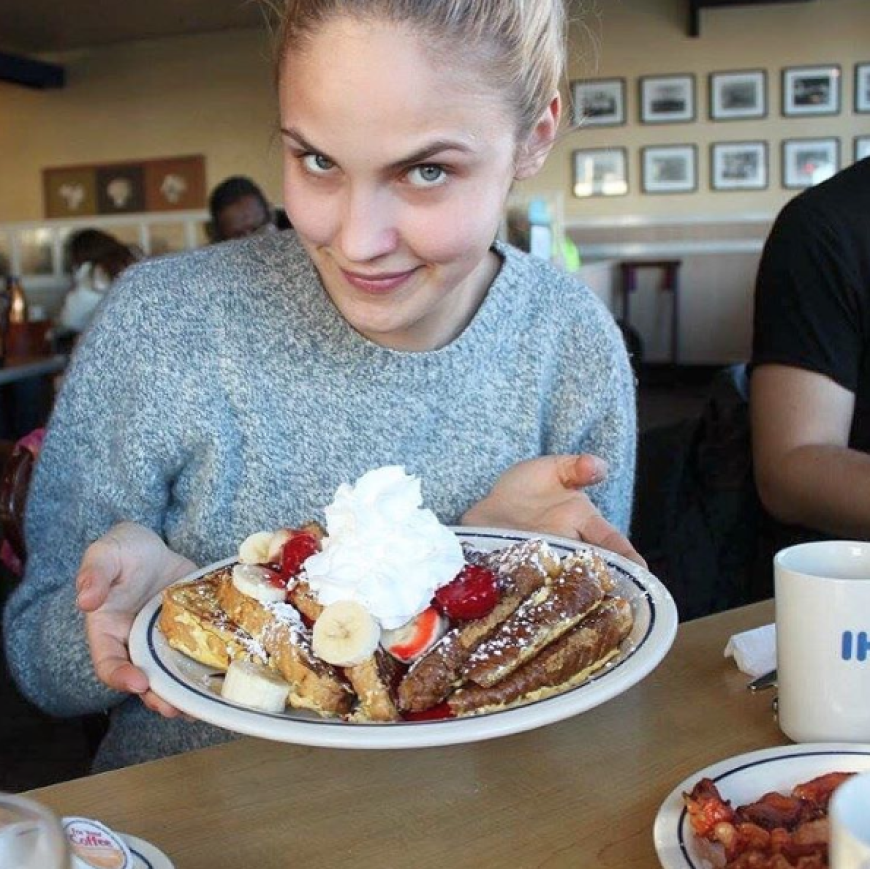 Low Carb? Dinner Cancelling? Auch ein Model muss sich ab und zu mal was Sündig-Süßes gönnen - weiß auch GNTM-Favoritin Elena Carrière und langt zu.