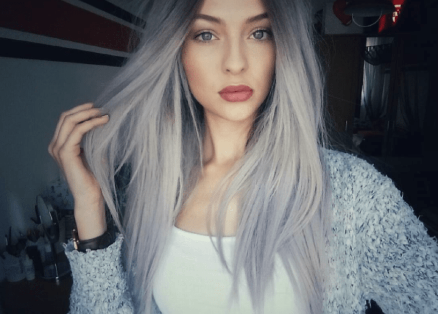 Fata liebt es, neue Hairstyles auszuprobieren - und wenn es nur Perücken sind. Hier zeigt sie sich mit grau-blauer Mähne.
