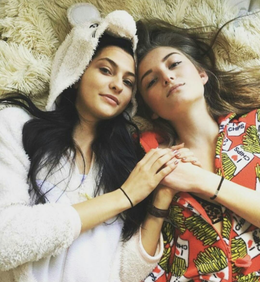 ... Fata Hasanović - hier kuschelnderweise mit der bereits ausgeschiedenen GNTM-Kandidatin Julia Wulf.
