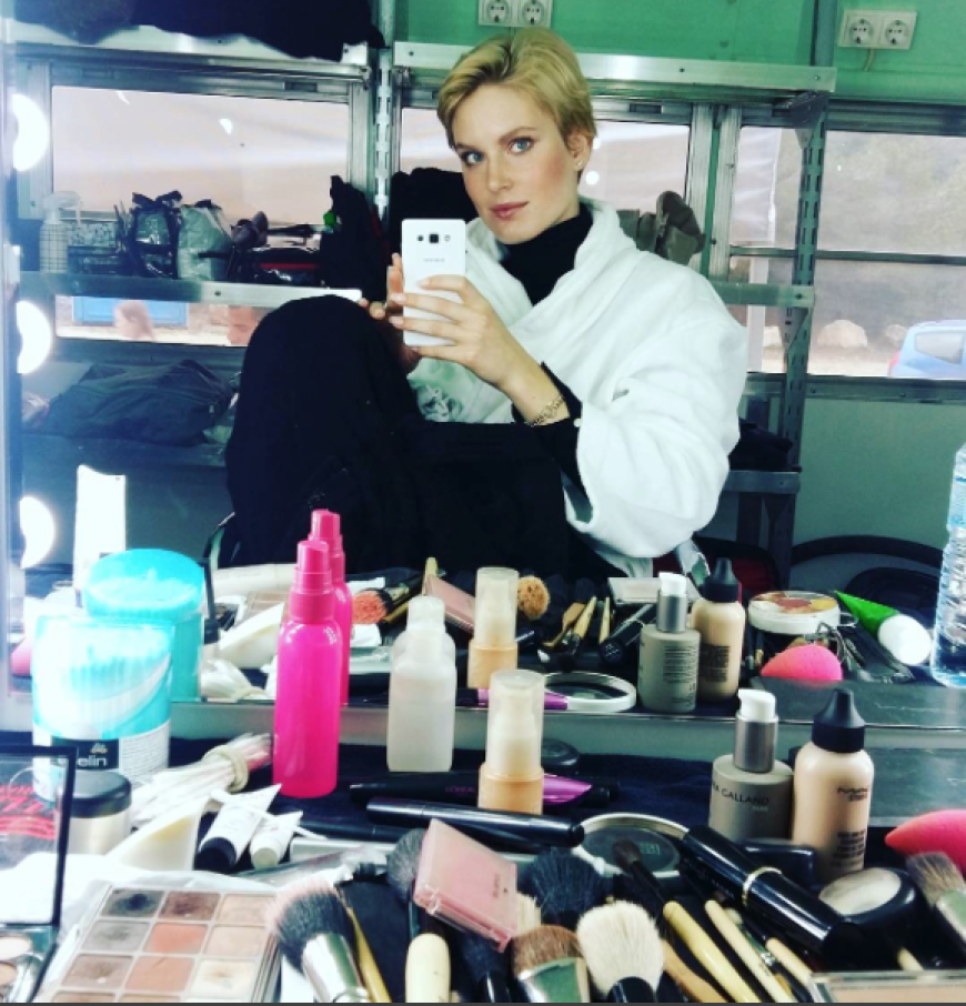 Letzter Stopp: Maske! Kim Hnizdo lässt sich für ein Fotoshooting schminken.