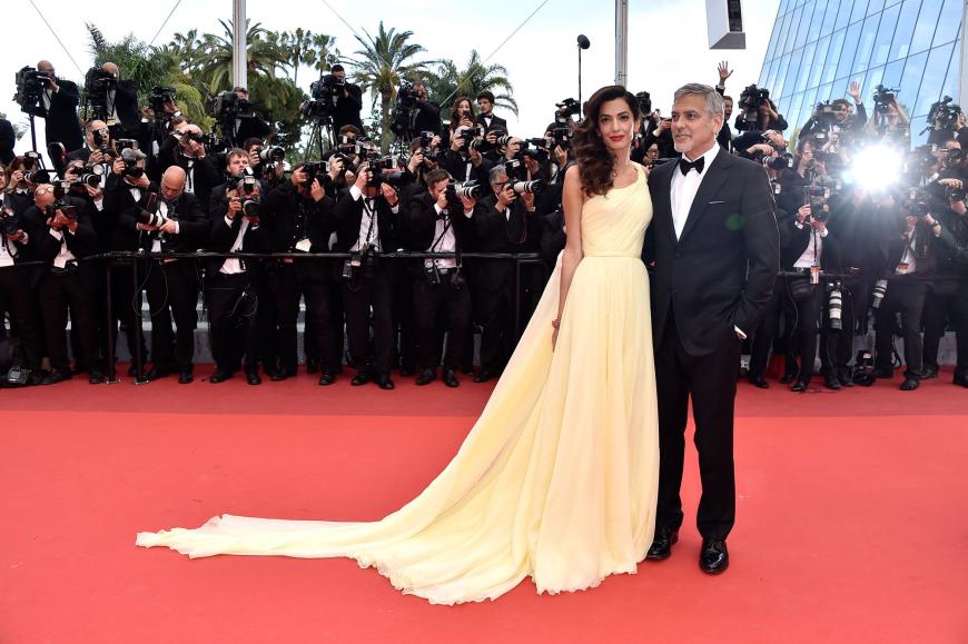 In einem zartgelben Traum aus Seiden-Chiffon von Atelier Versace strahlte die Anwältin im Mai 2016 an der Seite von George Clooney bei den Filmfestspielen in Cannes.
