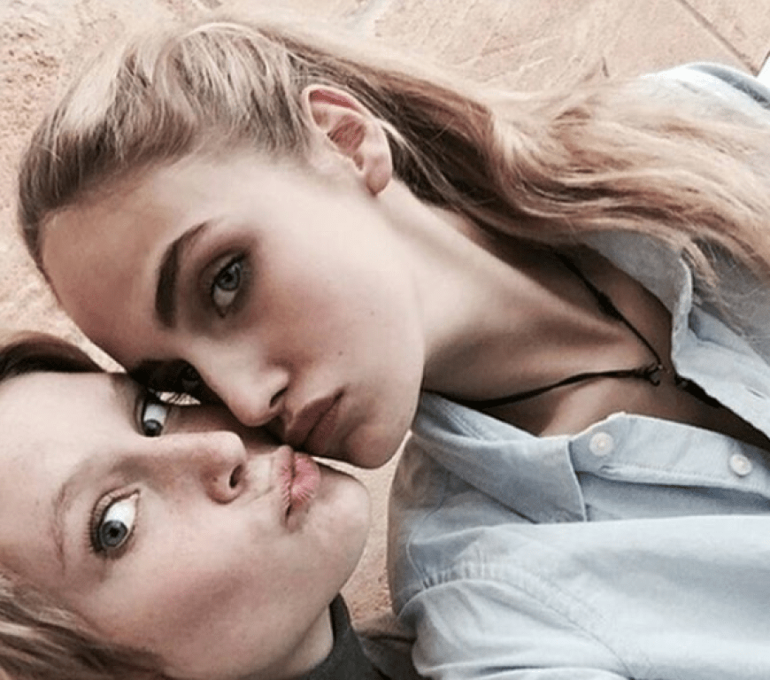 Kim Hnizdo (links) und Elena Carrière haben sich bei GNTM gesucht und gefunden.