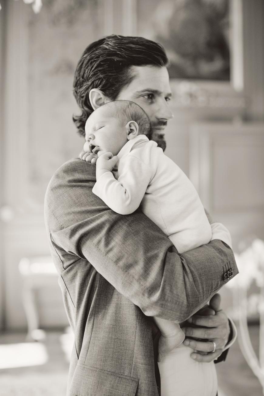 Awwww, Carl Philip von Schweden mit dem kleinen Prinz Alexander.